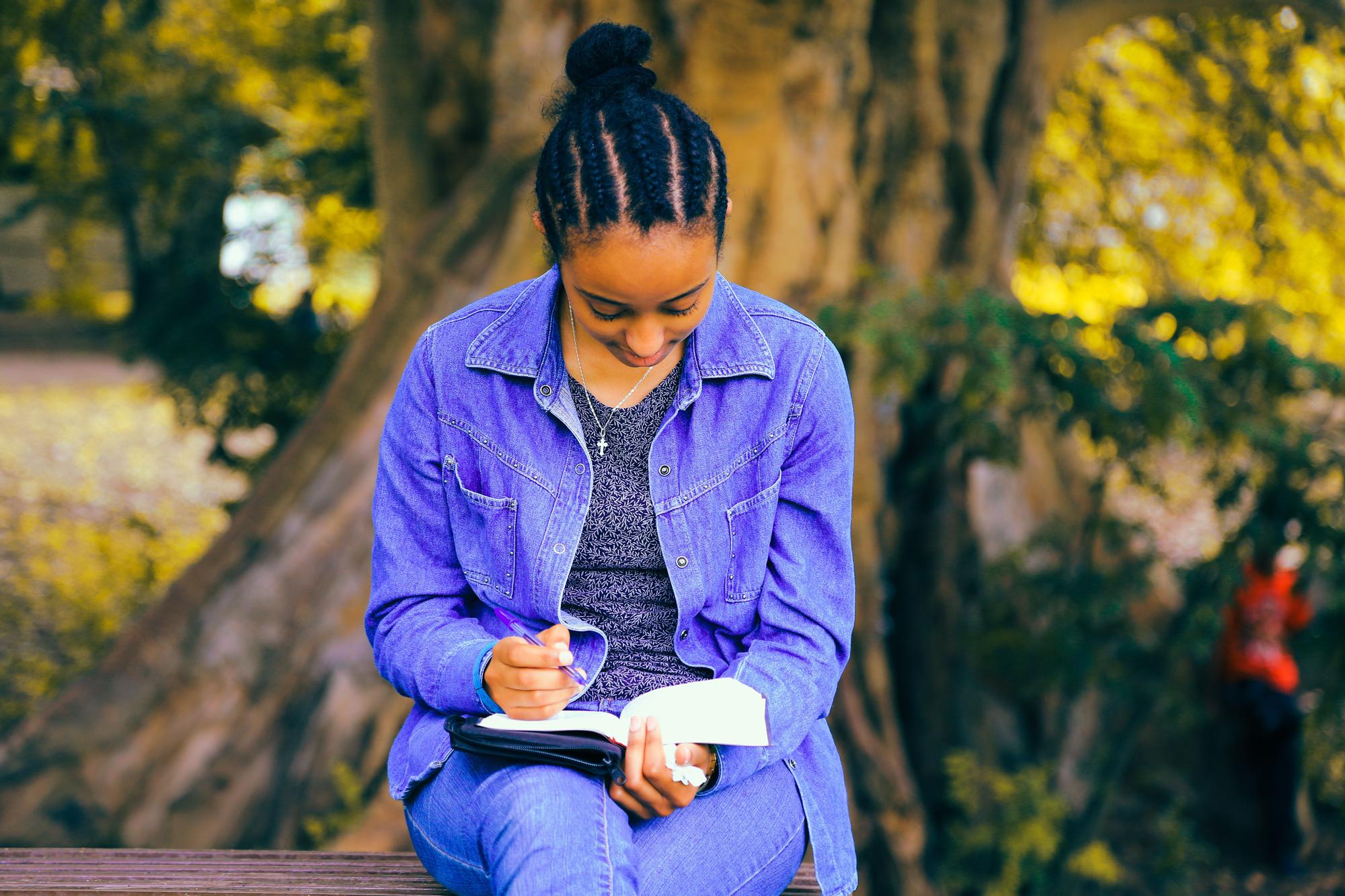 Una joven escribe en su libreta