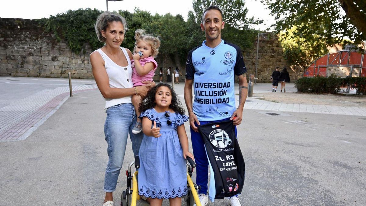 La niña Lúa con sus padres y su hermana, en la Praza de Barcelos.