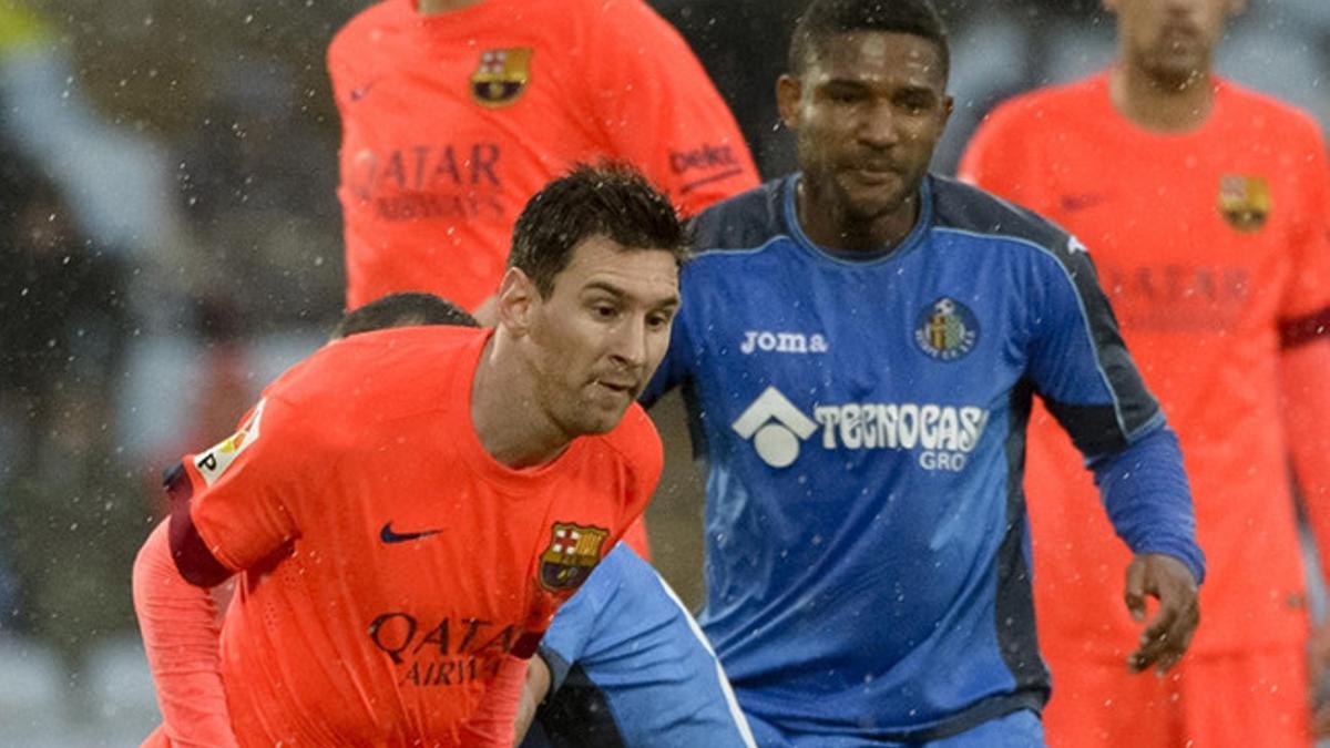 Leo Messi intenta librarse del marcaje de Lacen en el Getafe-Barça