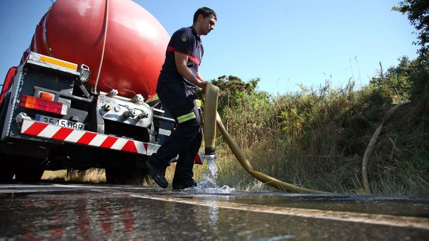 El Concello vigila del consumo en Codeseda por los problemas históricos de esta traída. // | BERNABÉ