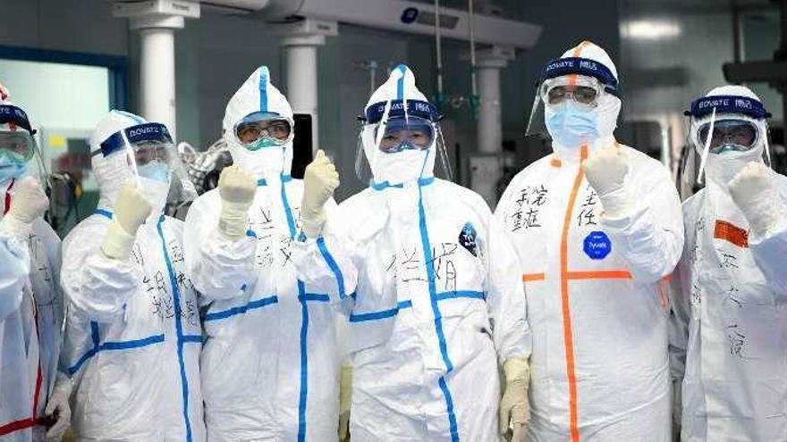 Investigadores de la Universidad de Wuhan, equipados contra el virus.