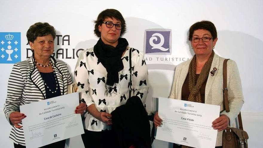 Beatriz Ulloa Loño, de Prosem, con responsables de Casa de Cacheiro y Casa Vixide.
