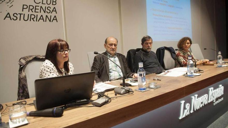 De izquierda a derecha, María Souto Serrano, Antonio León Aguado, Santiago García y Ángeles Alcedo, ayer, en el Club Prensa Asturiana.