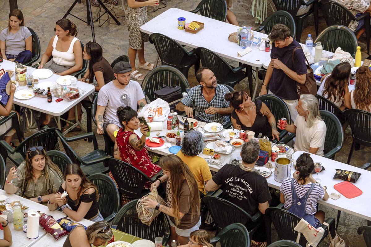 Sopar a la llesca en Plaça d'en Coll Sopar a la llesca en Plaça d'en Coll