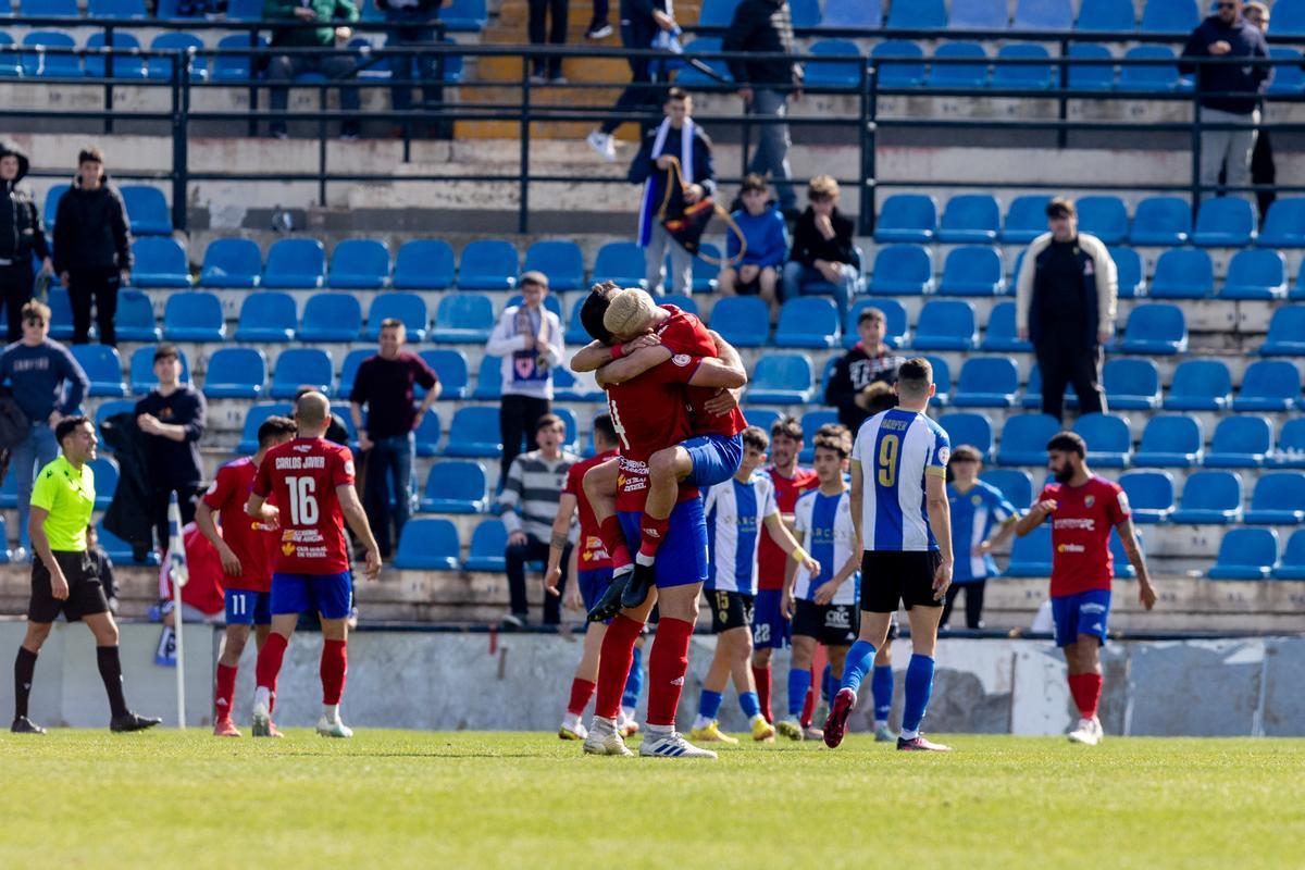 Los jugadores del Teruel festejan el segundo tanto de Aparicio, el de la sentencia en el Rico Pérez.