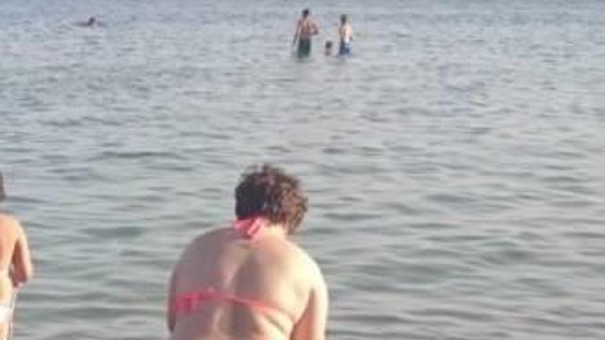 La mujer y su hija en la playa.