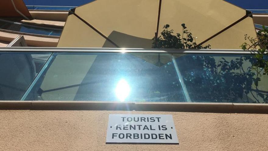 Un cartel avisa de la prohibición de alquilar a turistas en un  edificio de la isla.