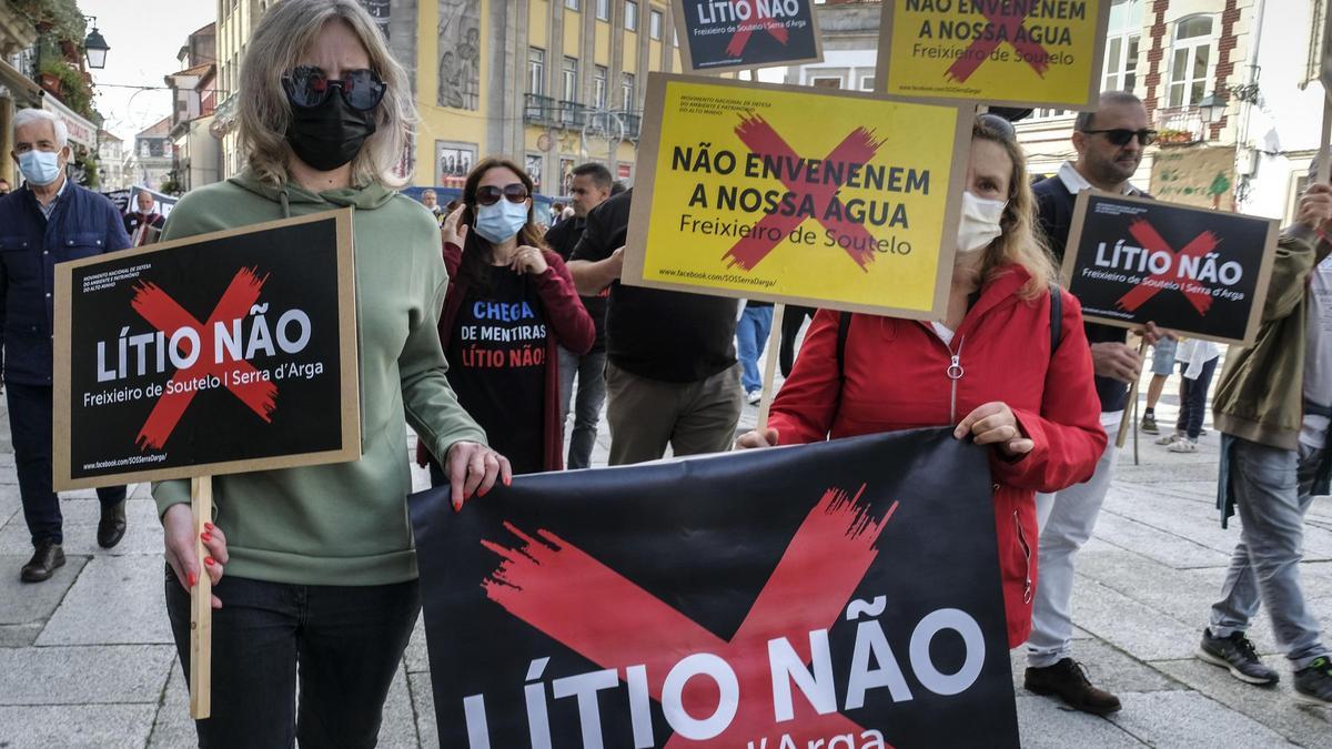 Imagen de archivo del año 2021 de una protesta contra la explotación de minas de litio en Serra d'Arga (Portugal).