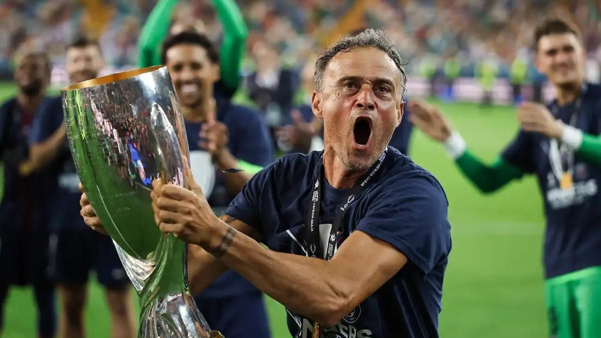 Luis Enrique, con el trofeo de la Supercopa