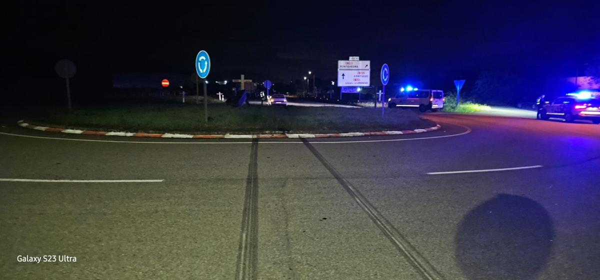 Las marcas en la calzada muestran la trayectoria recta del coche, que se paró al otro lado