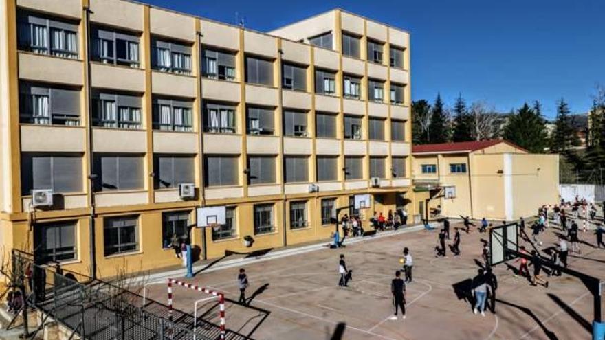 Imagen tomada ayer del instituto Pare Vitòria, instituto que contará con un nuevo gimnasio y un aulario.