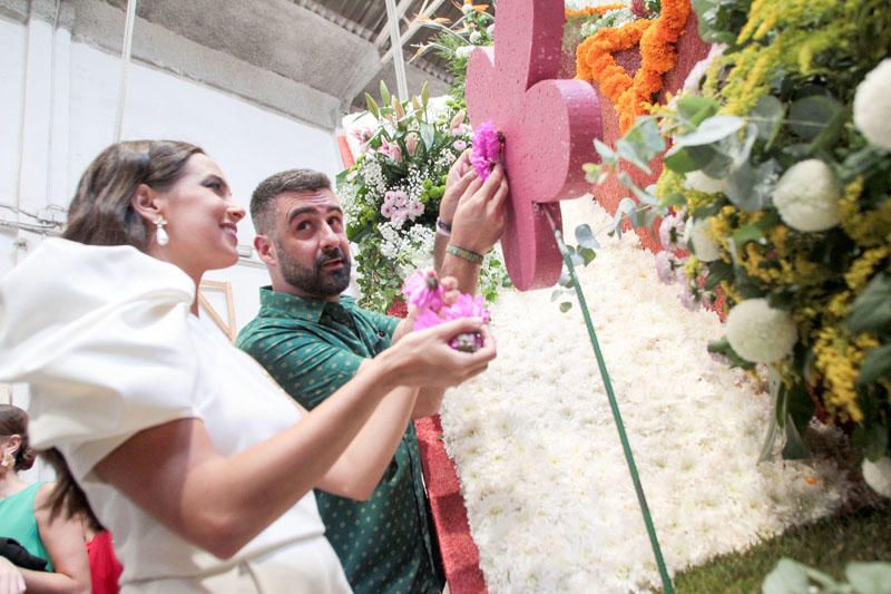 Preparación de las carrozas para la Batalla de Flores