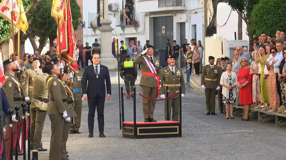 Centenares de personas personas muestran fidelidad a la bandera en Priego