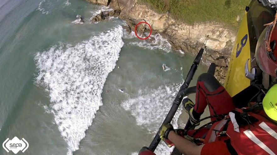 Momento de un rescate en la playa de Aguilar, ayer.