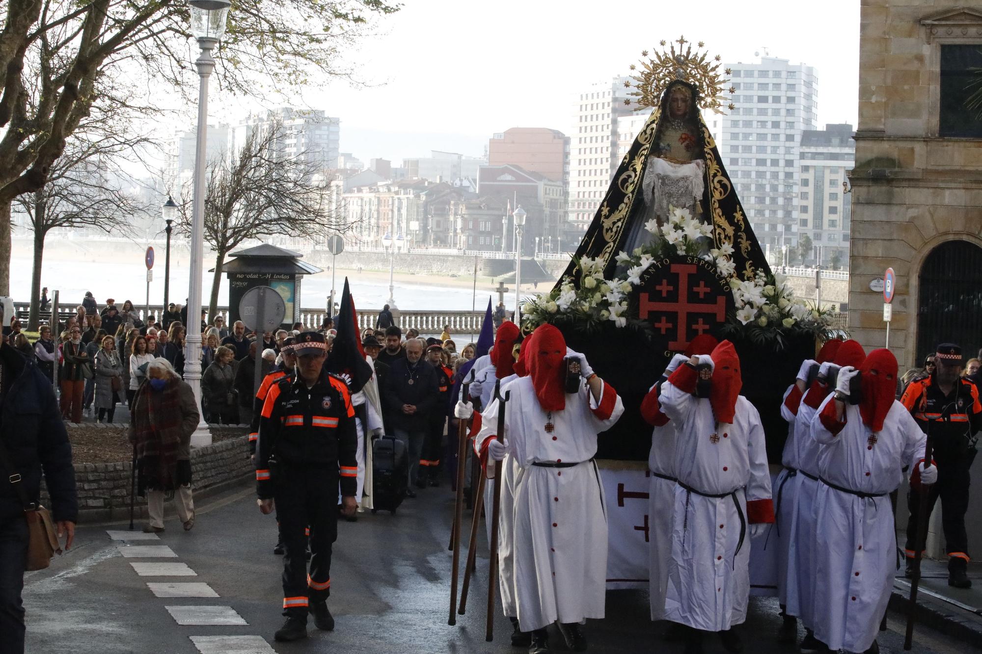 La procesión del Sábado Santo en Gijón, en imágenes