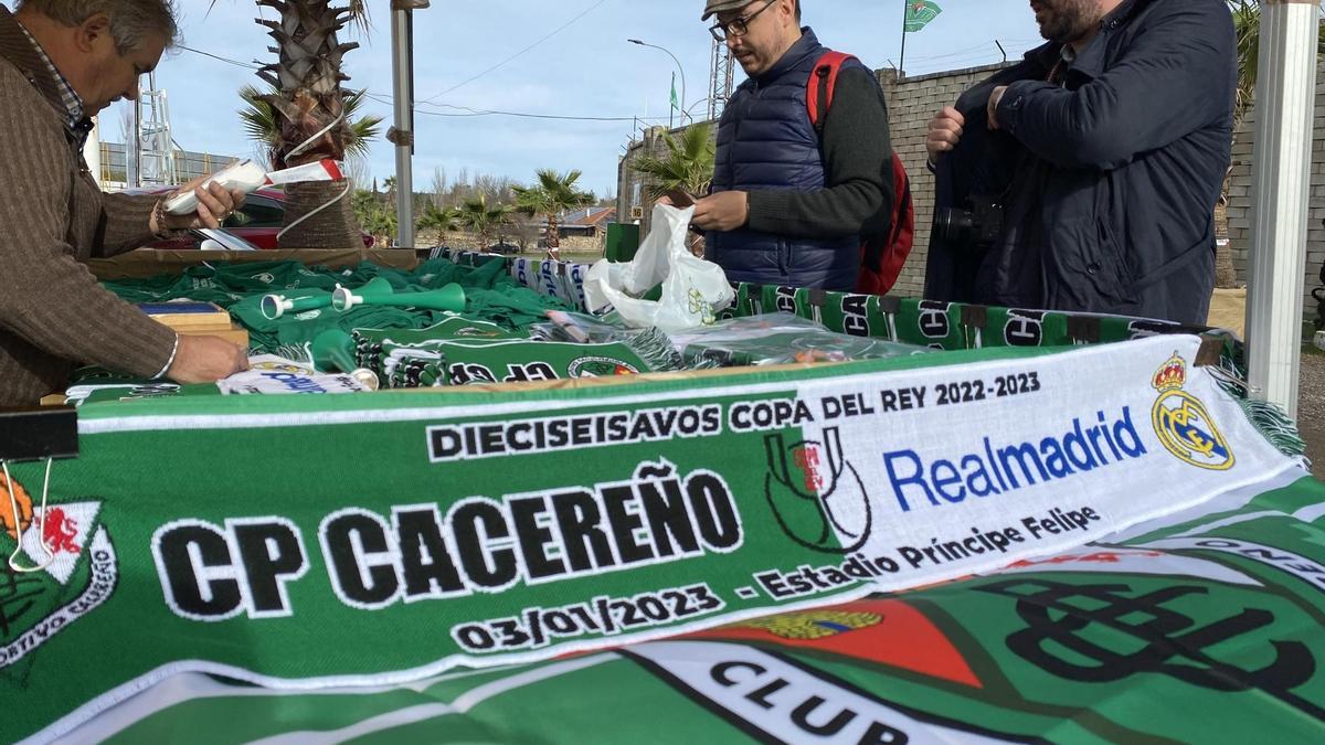 Aficionados compran la bufanda conmemorativa del partido en el exterior del Príncipe Felipe, este lunes.