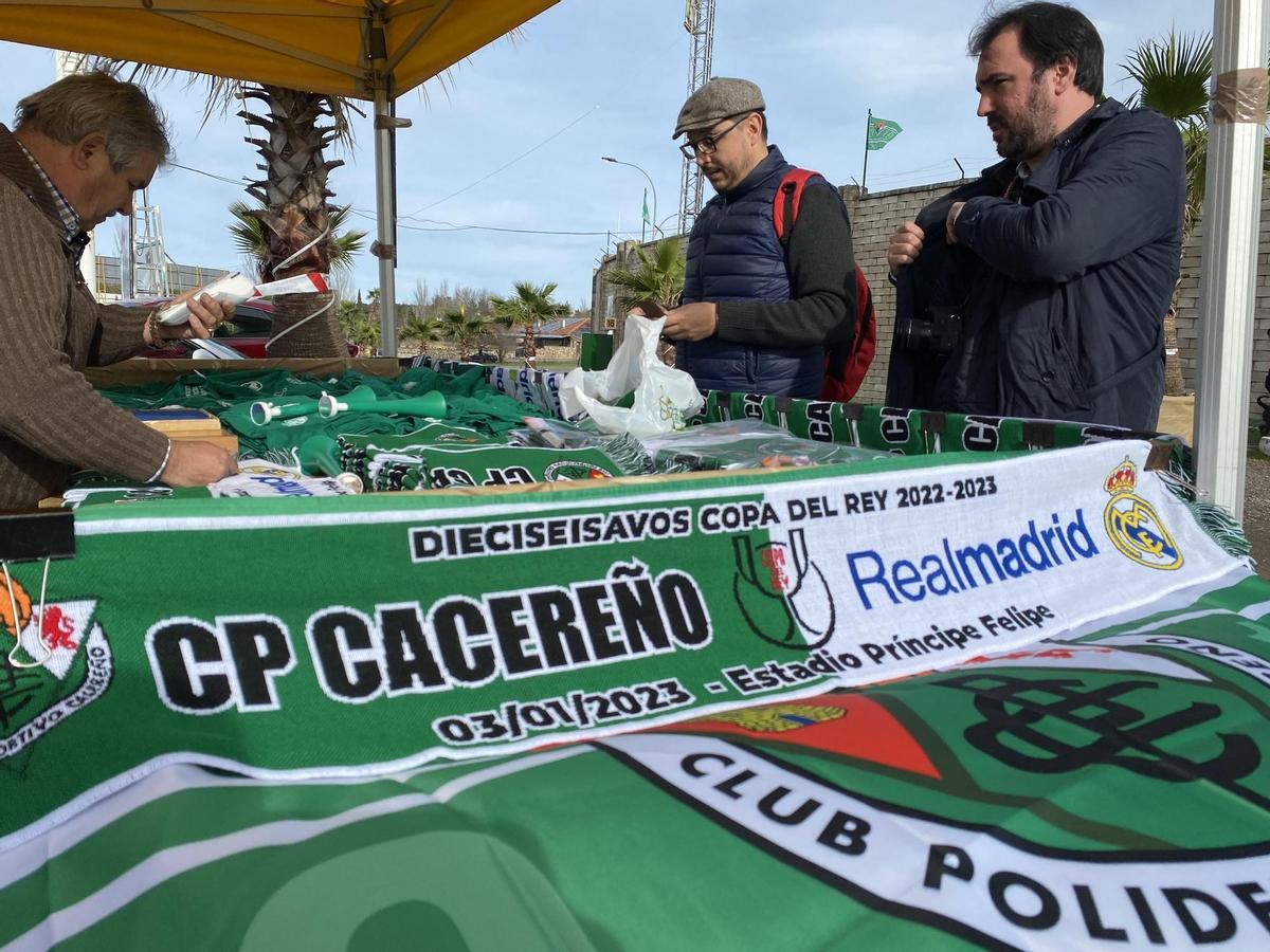 Aficionados compran la bufanda conmemorativa del partido en el exterior del Príncipe Felipe, este lunes.