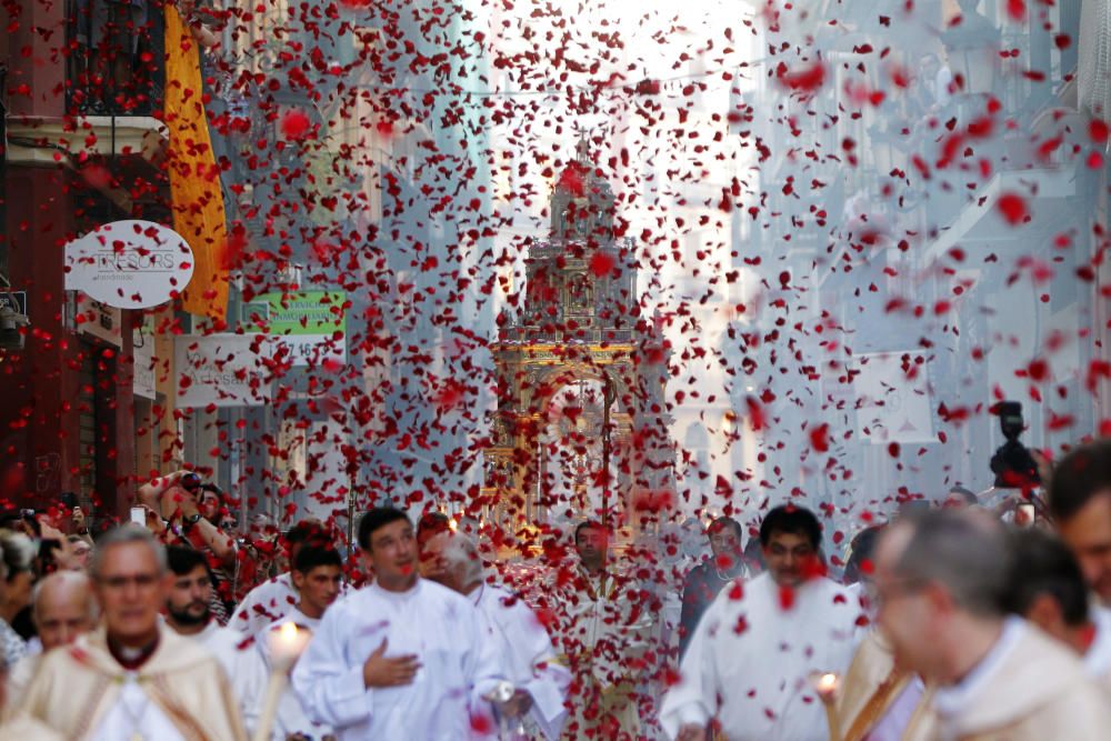 El Corpus siempre se vive con intensidad en València. La Cabalgata y la Procesión acaparan la atención en el último día de la fiesta, el 18 de junio. A  la tarde la custodia de la Seo de València, considerada la más grande del mundo, con 600 kilos de plata y ocho de oro, además de perlas y piedras preciosas donadas por los valencianos sale en procesión. La custodia fue diseñada y realizada desde 1942 durante 12 años por el orfebre valenciano Francisco Pajarón.