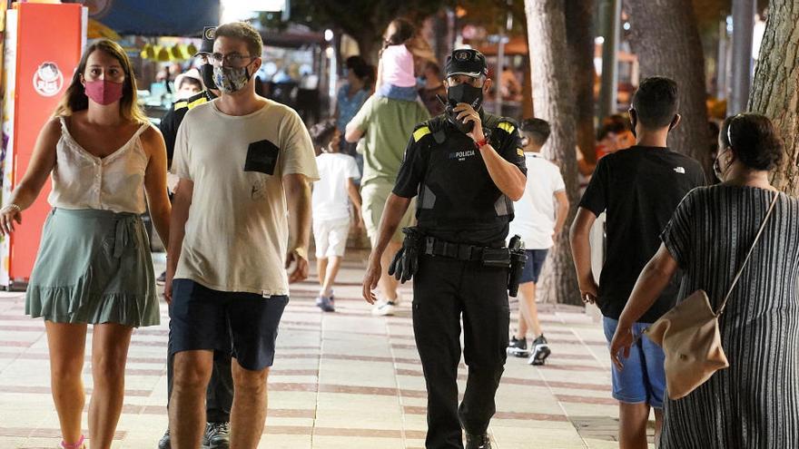 Gent caminant pel passeig de Platja d&#039;Aro