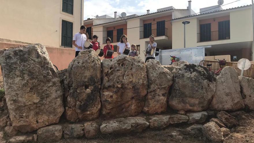 JÃ³venes &#039;xeremiers&#039; sobre la muralla talayÃ³tica de Cas Quitxero.