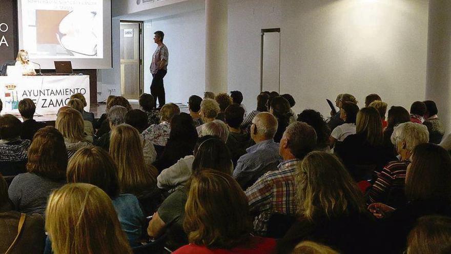 Público asistente a una conferencia sobre el cáncer de mama en La Alhóndiga.