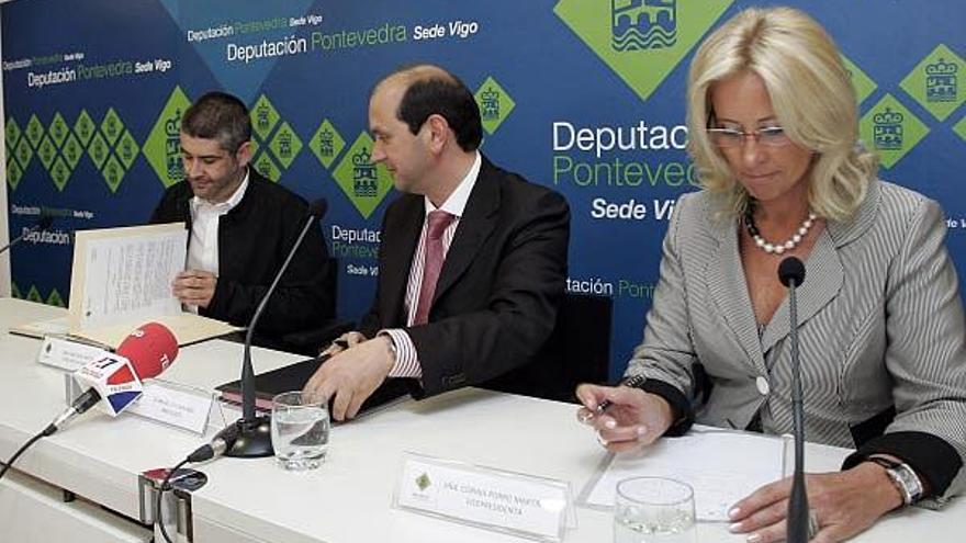 El director del MARCO, Iñaki Martínez; el presidente de la Diputación, Rafael Louzán; y la vicepresidenta Corina Porro; ayer, en la firma del convenio.