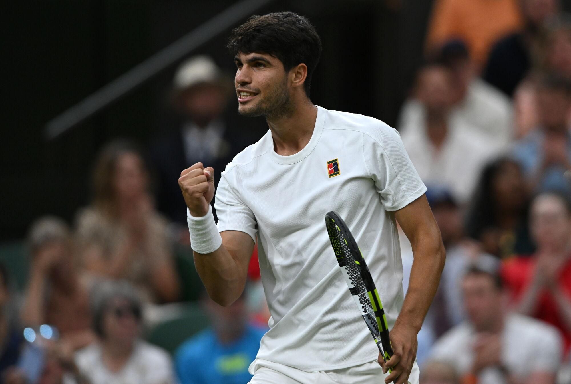 Wimbledon (United Kingdom), 06/07/2025.- Carlos Alcaraz of Spain reacts during the Men's Round of 16 match against Andrey Rublev of Russia at the Wimbledon Championships, Wimbledon, Britain, 06 July 2025. (Tenis, Rusia, España, Reino Unido) EFE/EPA/DANIEL HAMBURY EDITORIAL USE ONLY EDITORIAL USE ONLY. EDITORIAL USE ONLY EDITORIAL USE ONLY