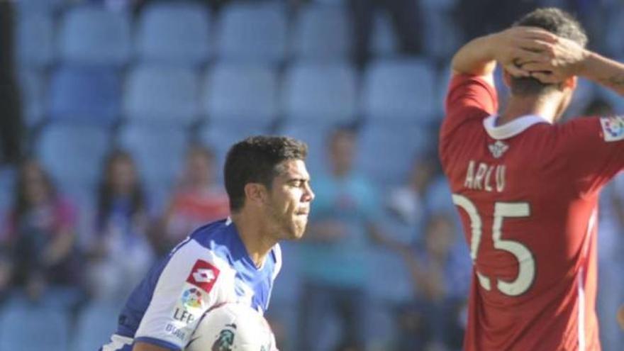 Aythami celebra el tanto que consiguió el sábado y que supuso el empate frente al Nàstic. / fran martínez