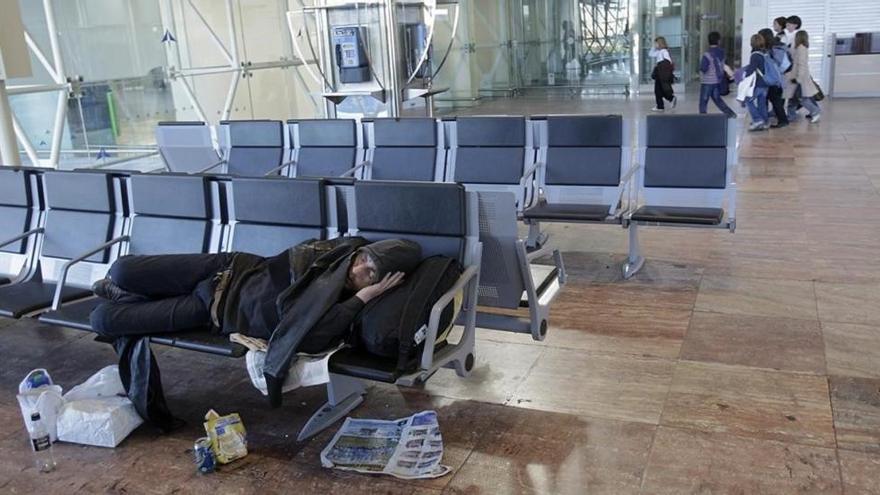 Los vigilantes del aeropuerto del Prat se rebelan contra las órdenes de acosar a los sin techo