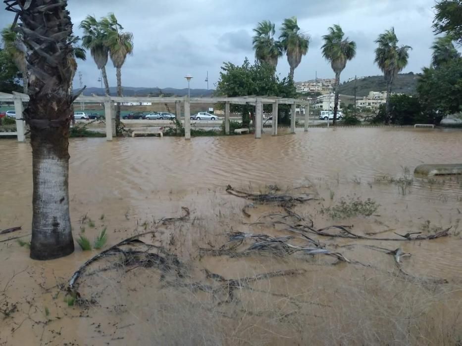 Una tromba de agua esta madrugada ha provocado desperfectos en algunas zonas costeras de la comarca de la Axarquía, con arroyos desbordados y caminos cortados