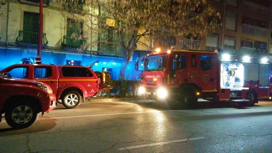 El fuego obliga a desalojar un edificio de tres plantas en el centro