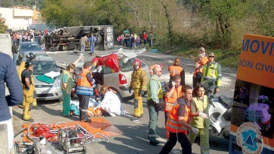 Dos heridos graves tras un brutal accidente entre un camión de mercancías y un turismo