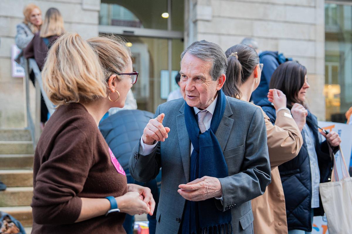 El alcalde de Vigo, en una imagen de archivo, en una de las concentraciones convocadas en la ciudad por el colectivo médico.