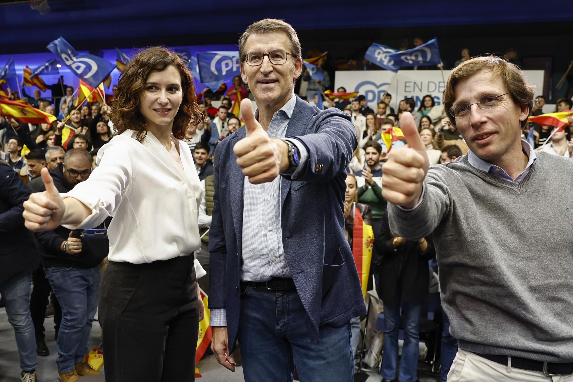 El líder del PP, Alberto Núñez Feijóo, acompañado por Isabel Diaz Ayuso y José Luis Martínez Almeida durante el acto &quot;En defensa de un gran país&quot;.