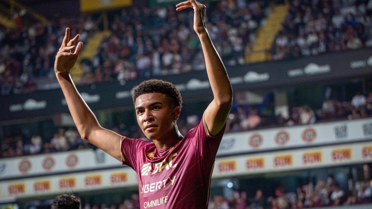 Kenay Myrie, con la camiseta del Deportivo Saprissa.