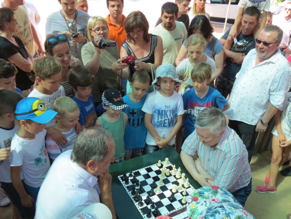 Anatoly Kàrpov inaugura un espai públic per a jugar escacs a Platja d''Aro