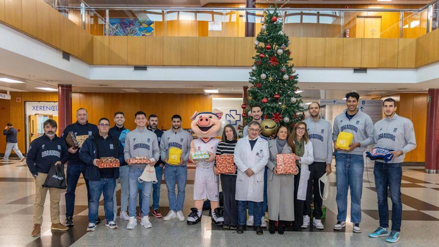 Jugadores y cuerpo técnico del Monbus Obradoiro, en el Hospital Clínico Universitario de Santiago.