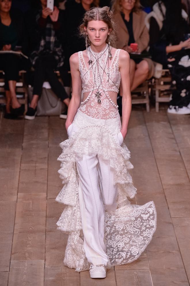 PFW: Alexander McQueen Primavera/Verano 2016, combinación en blanco