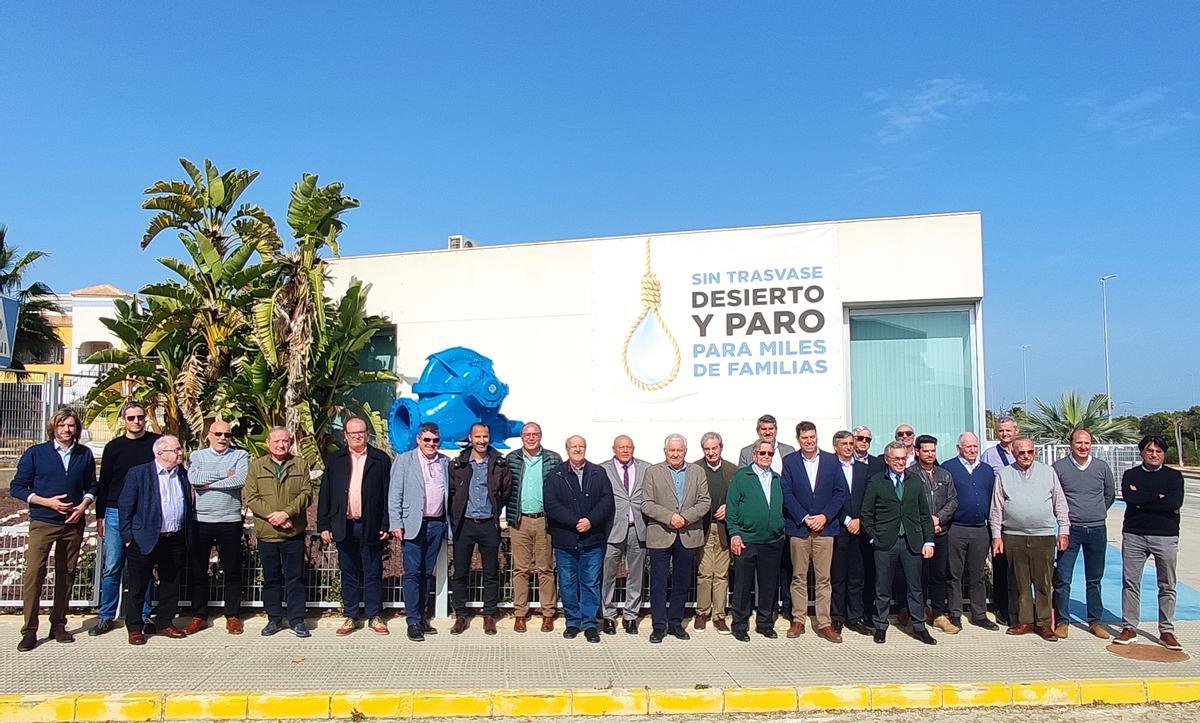 Los participantes en la reunión bajo el lema: &quot;Sin trasvase: desierto y paro para miles de familias&quot;.