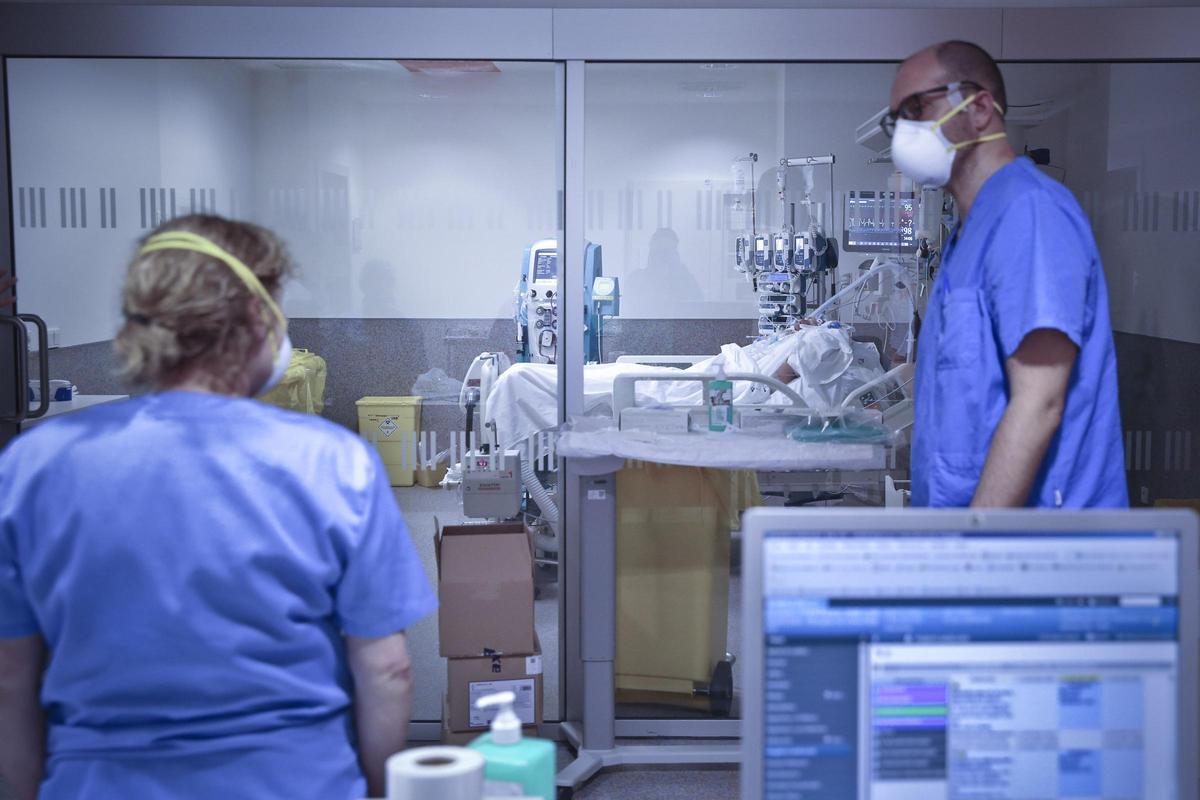 Médicos de la UCI del HUCA