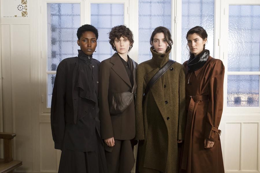 Abrigos masculinos en el backstage de Christophe Lemaire