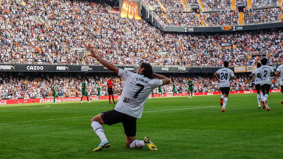 Cavani, celebrando un gol en Mestalla frente al Elche