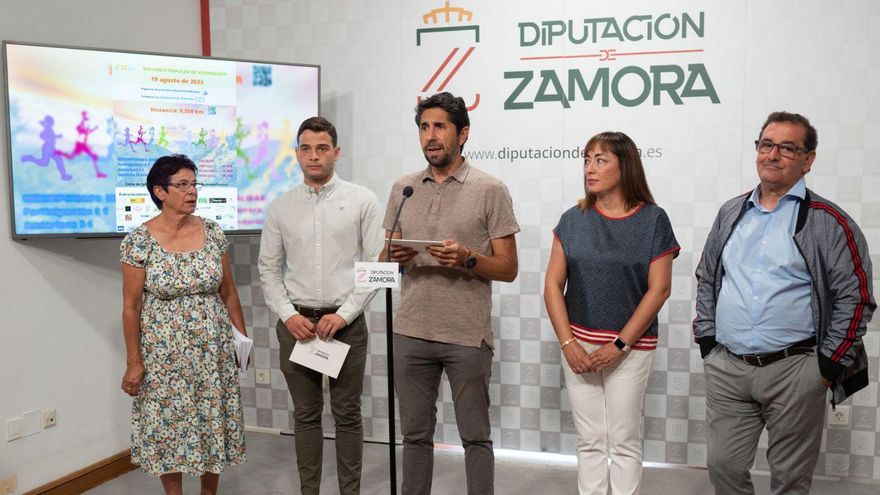 Los participantes en el acto de presentación de la carrera popular de Videmala. | |  EMILIO FRAILE