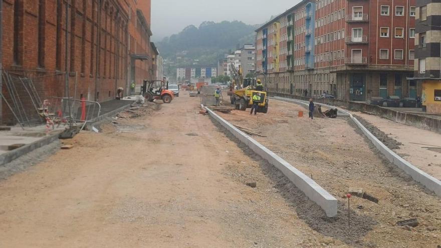 El nuevo bulevar de Langreo toma forma con aceras y bordillos en las 55 hectáreas terrenos liberados por el soterramiento ferroviario