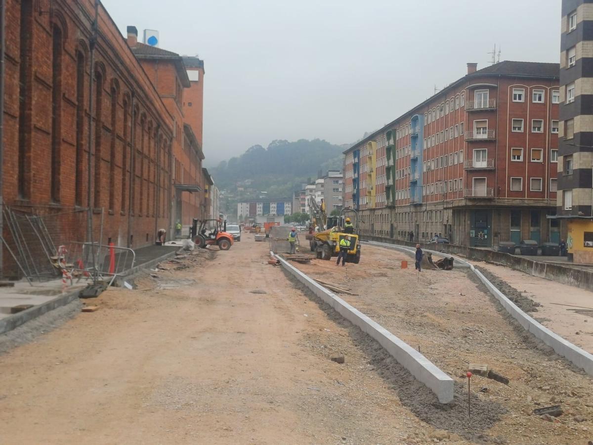 Estado de las obras de urbanización de los terrenos liberados por el soterramiento ferroviario de Langreo a la altura de Valnalón
