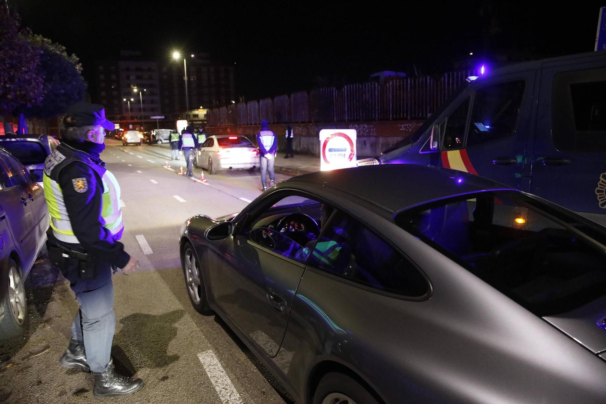 Así vigila la Policía Nacional las zonas de ocio nocturno en Gijón (en imágenes)