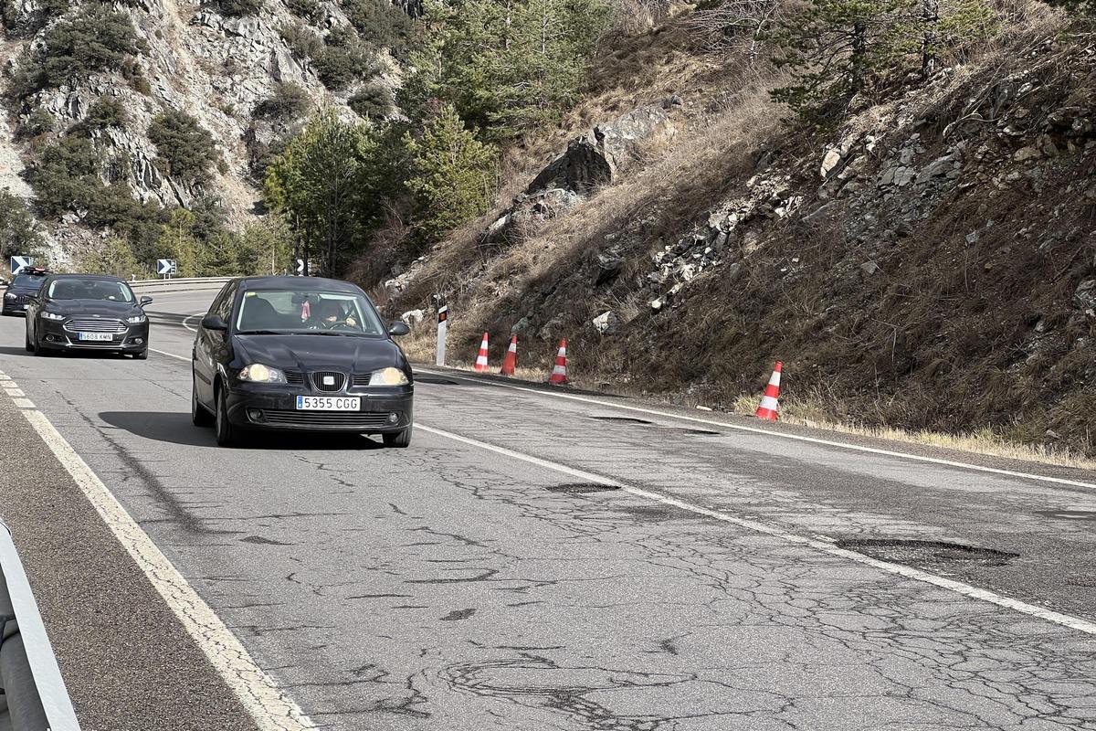 Un tramo de la N-260 en el Pont de Bar (Alt Urgell) con varios baches en la calzada