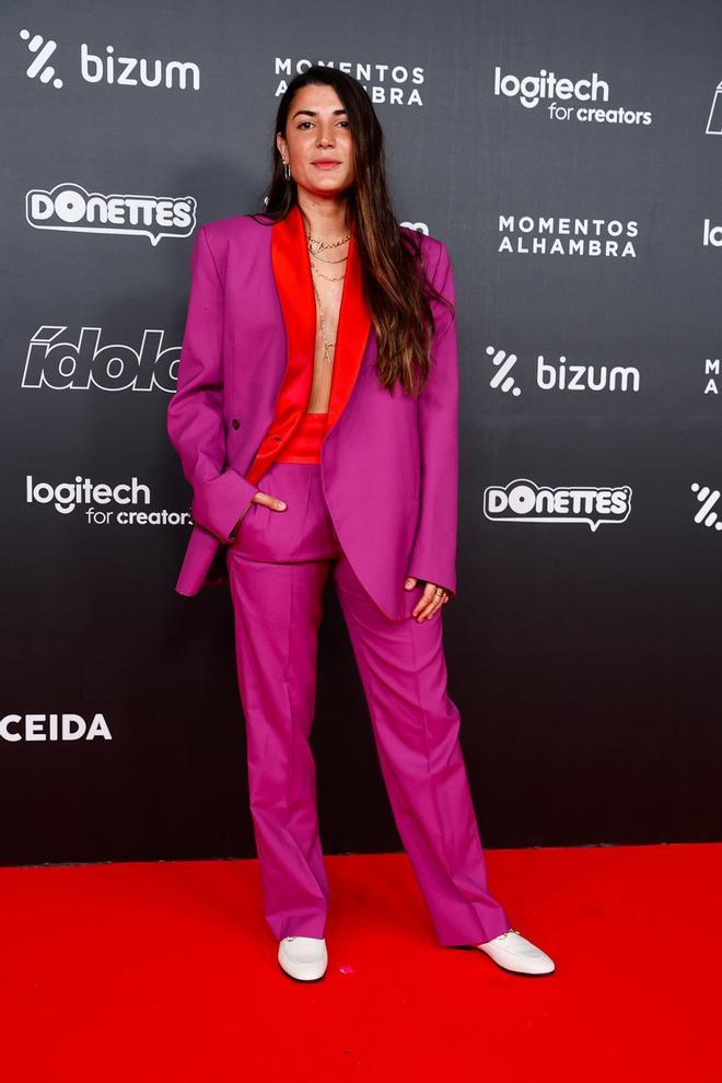 Alba Paul con traje de chaqueta