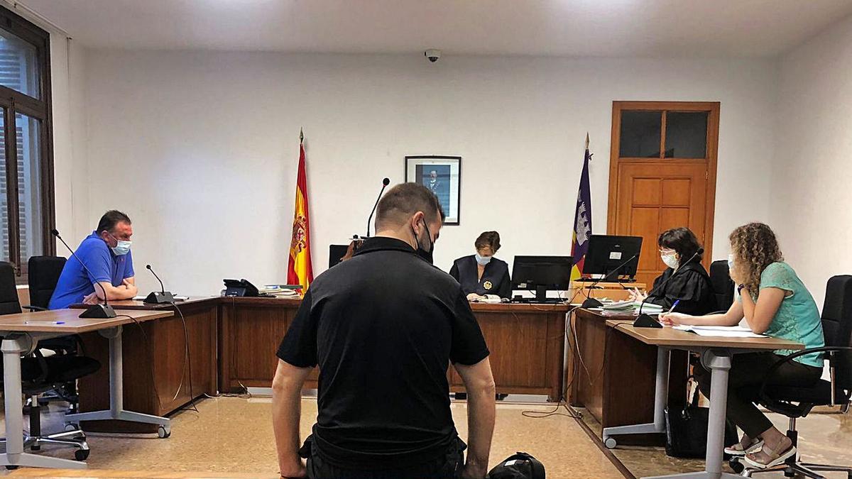 El hombre condenado, ayer durante la vista celebrada en un juzgado de lo penal de Palma. | M.O.I.
