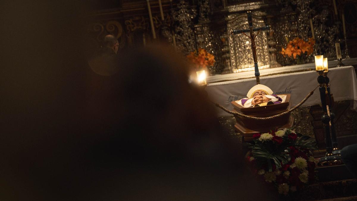 Hakuna Tenerife canta en el velatorio del obispo emérito Bernardo Álvarez